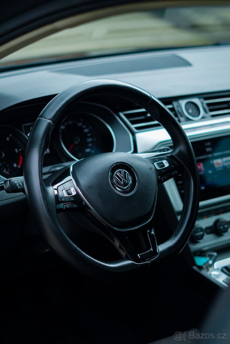 2018 Volkswagen PASSAT - 9