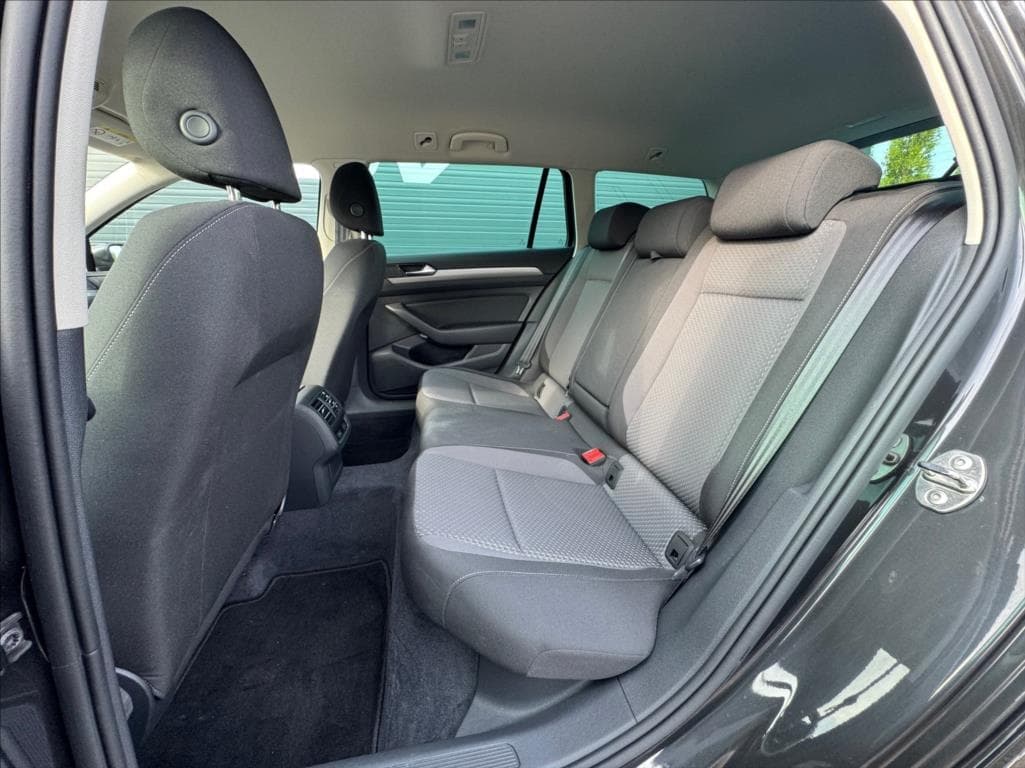 2018 Volkswagen PASSAT - 9