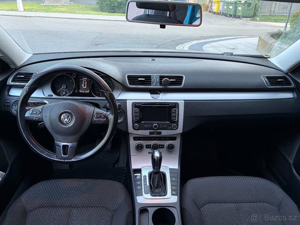 2013 Volkswagen PASSAT - 9