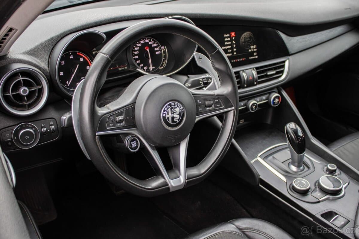 2017 Alfa Romeo GIULIA - 9