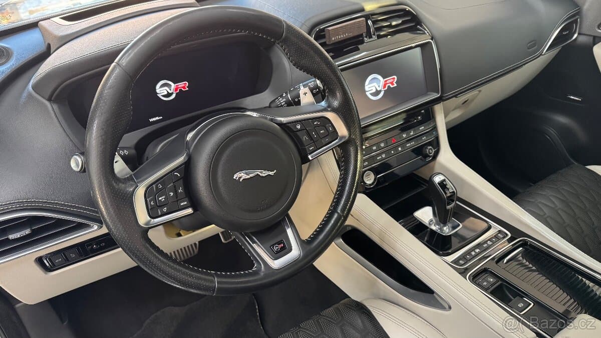 2020 Jaguar F-PACE - 9