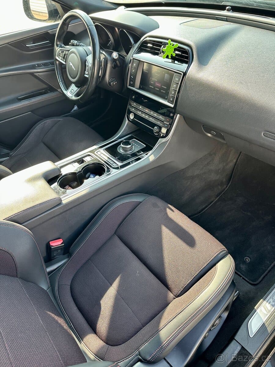 2017 Jaguar XE - 9