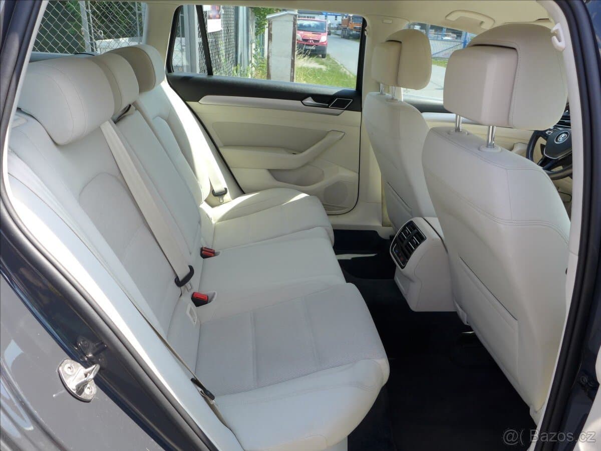 2015 Volkswagen PASSAT - 9