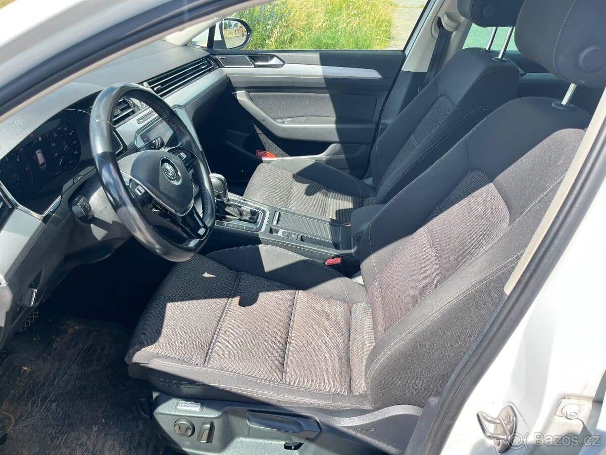 2017 Volkswagen PASSAT - 9