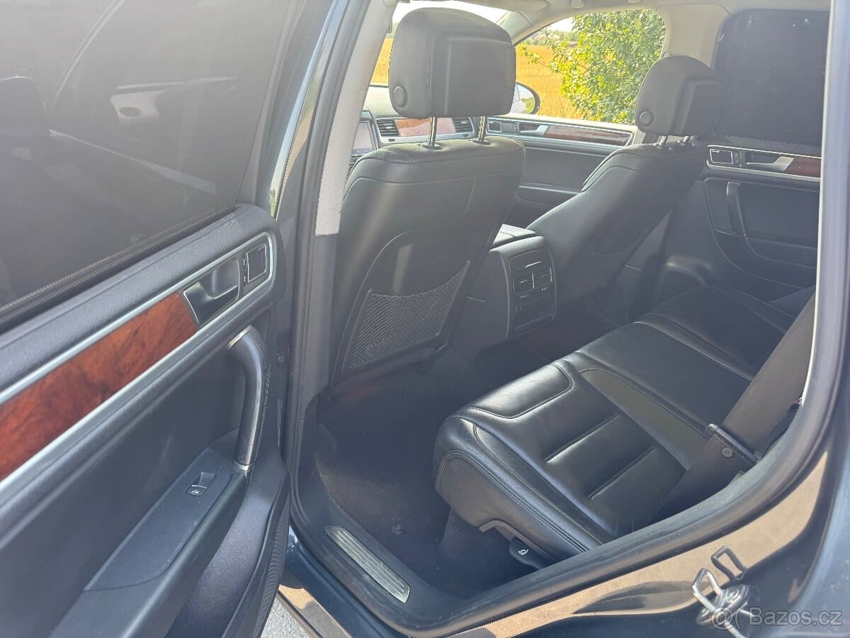 2010 Volkswagen TOUAREG - 9