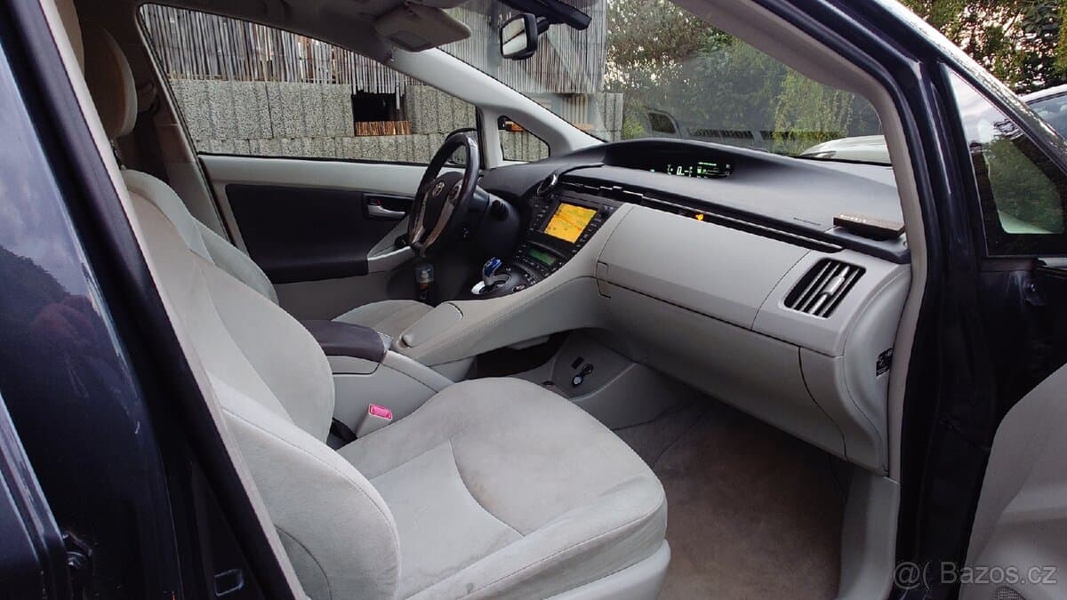 2011 Toyota PRIUS - 9