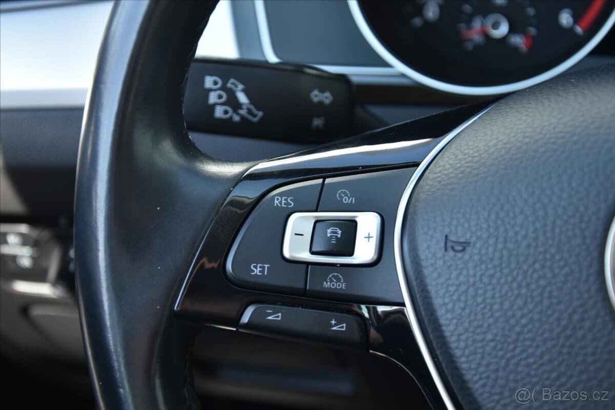 2018 Volkswagen PASSAT - 9