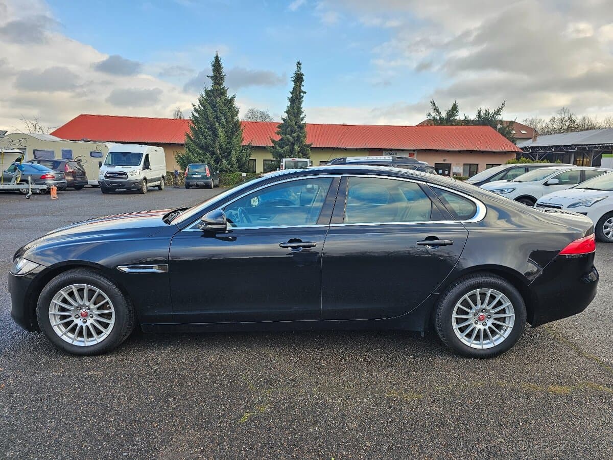 2019 Jaguar XF - 9