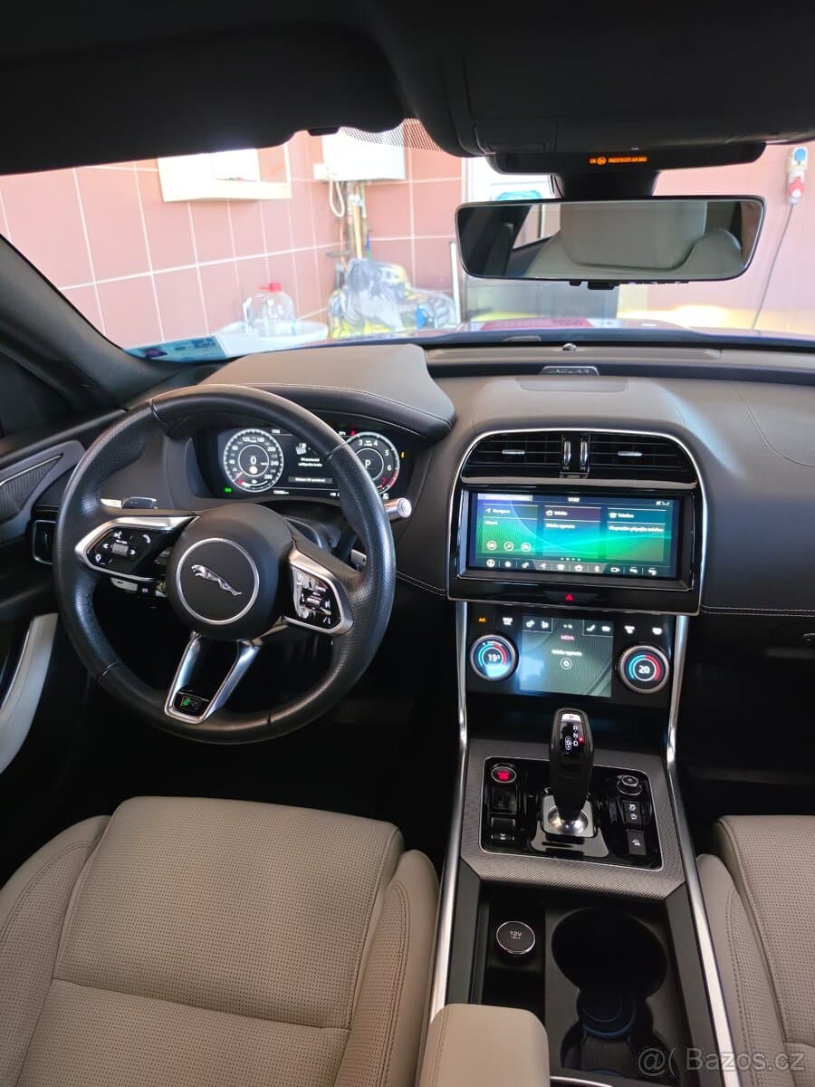 2019 Jaguar XE - 9
