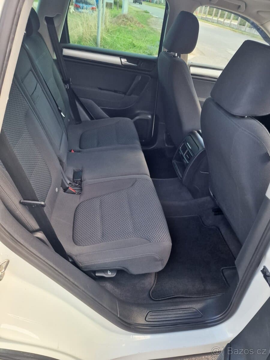 2011 Volkswagen TOUAREG - 9