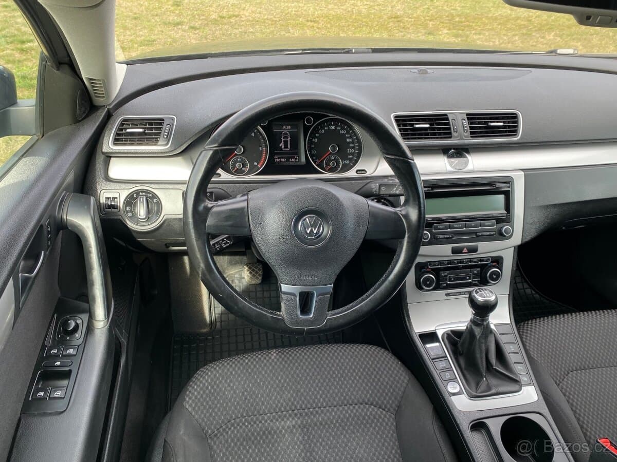 2010 Volkswagen PASSAT - 9