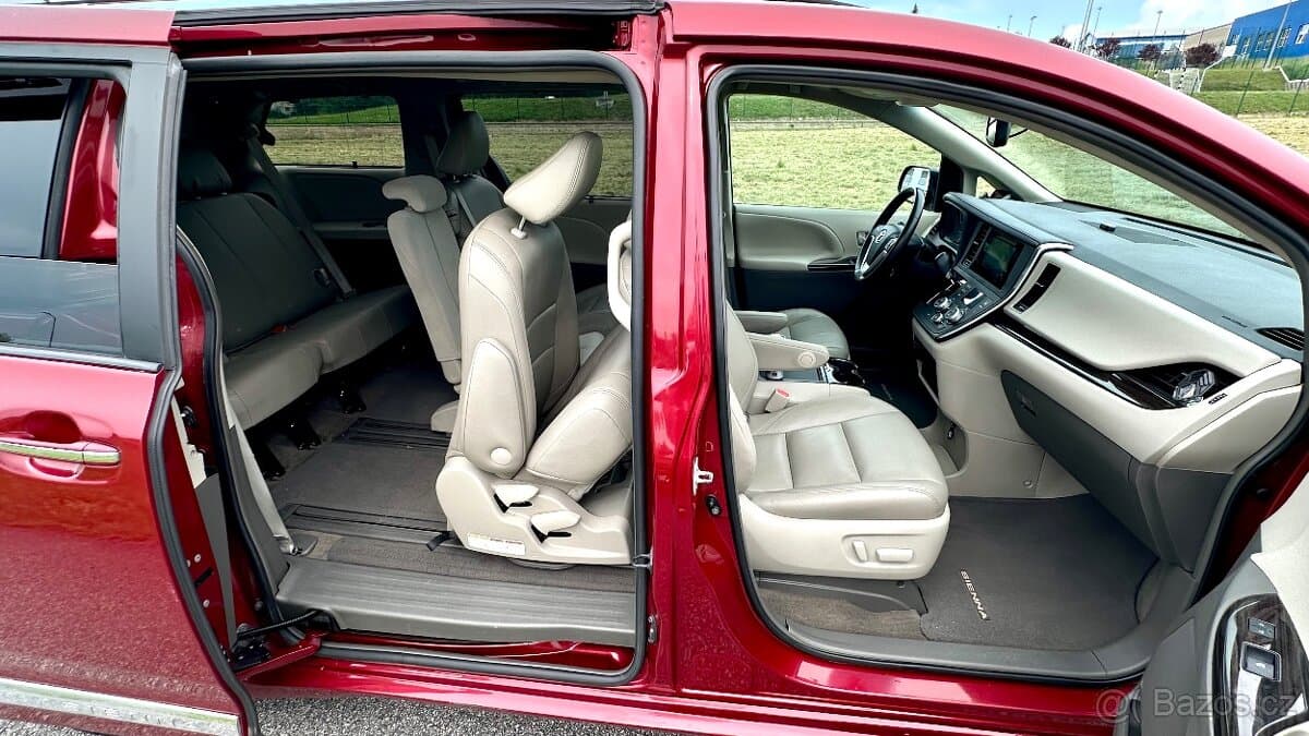 2016 Toyota SIENNA - 9