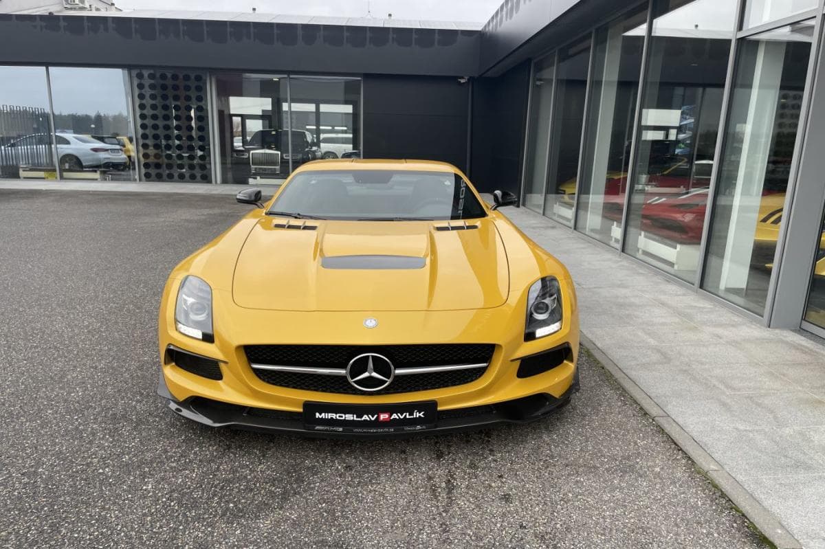 2014 Mercedes-Benz SLS - 14