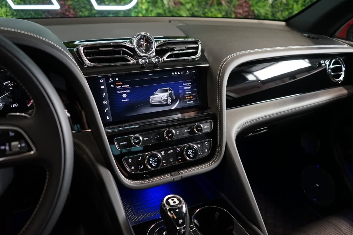 2022 Bentley Bentayga - 17