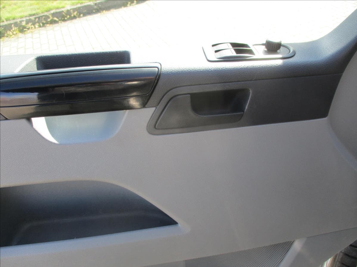 2013 Volkswagen Transporter - 18