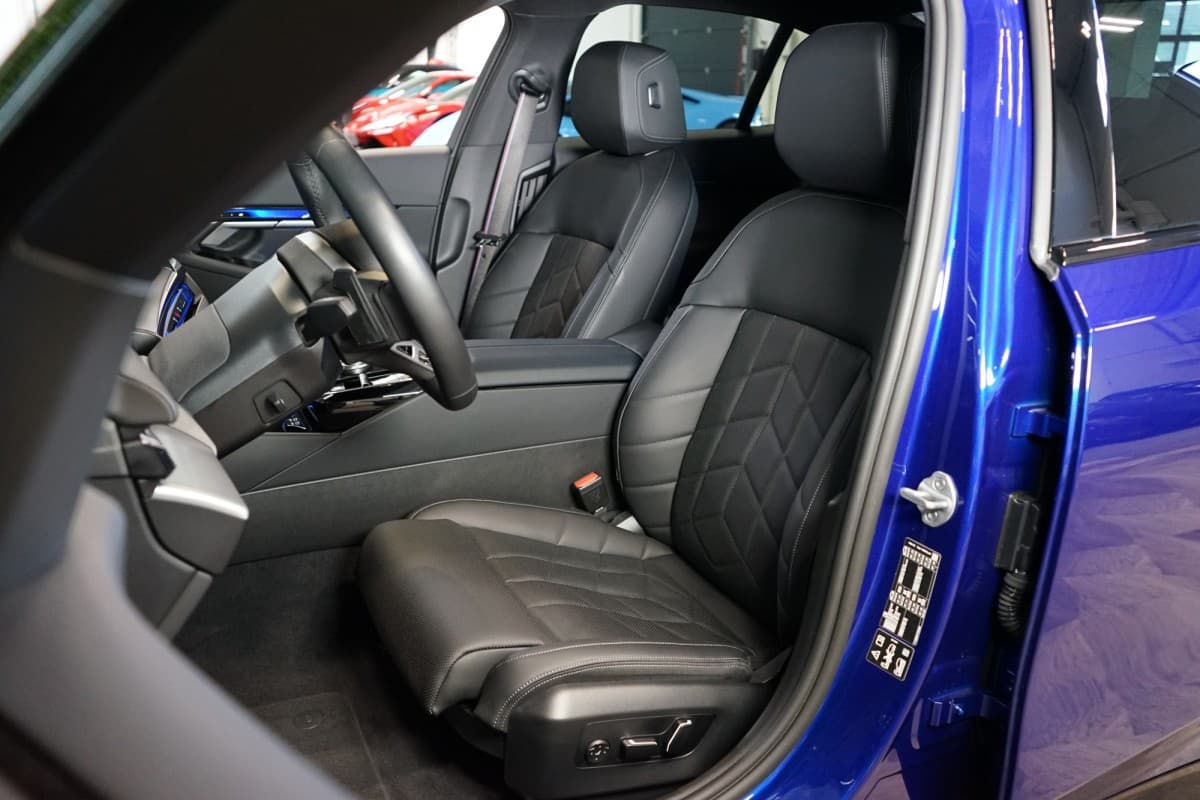 2025 BMW 5-Series - 12