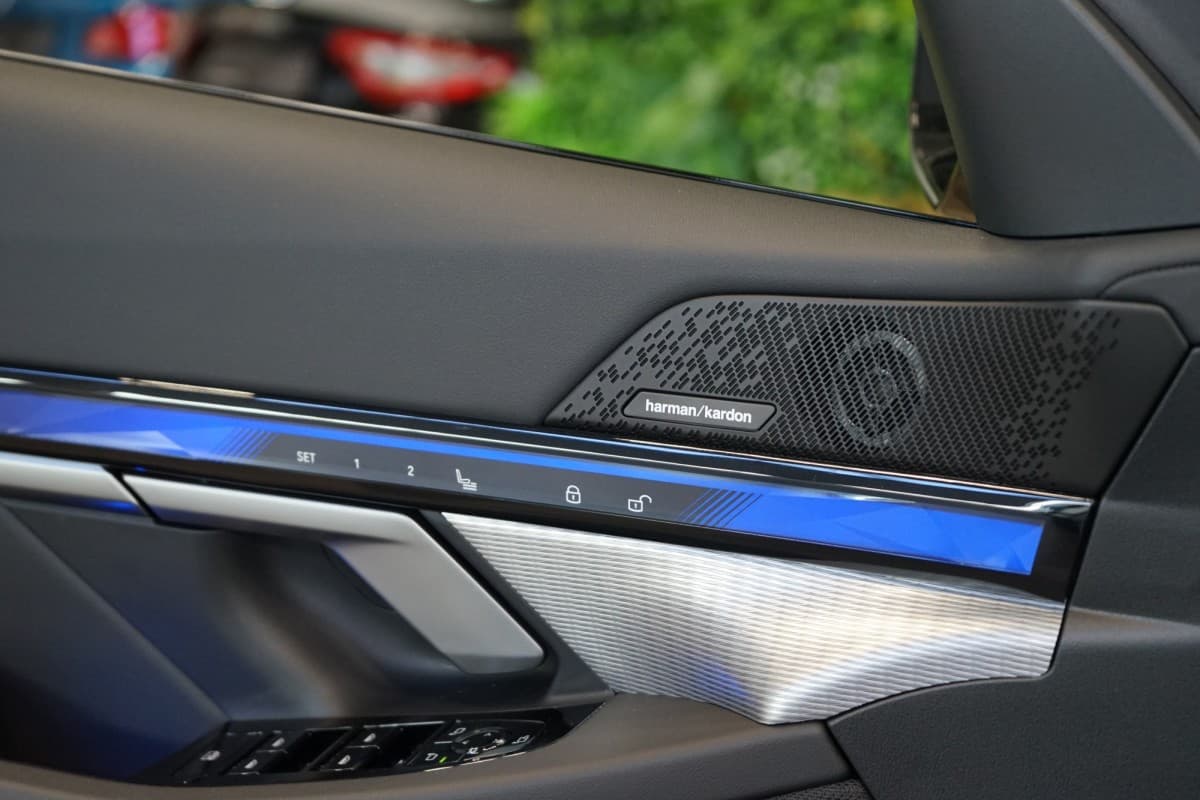 2025 BMW 5-Series - 16