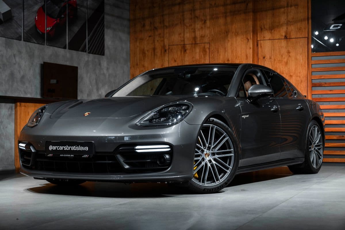 2017 Porsche Panamera - 4