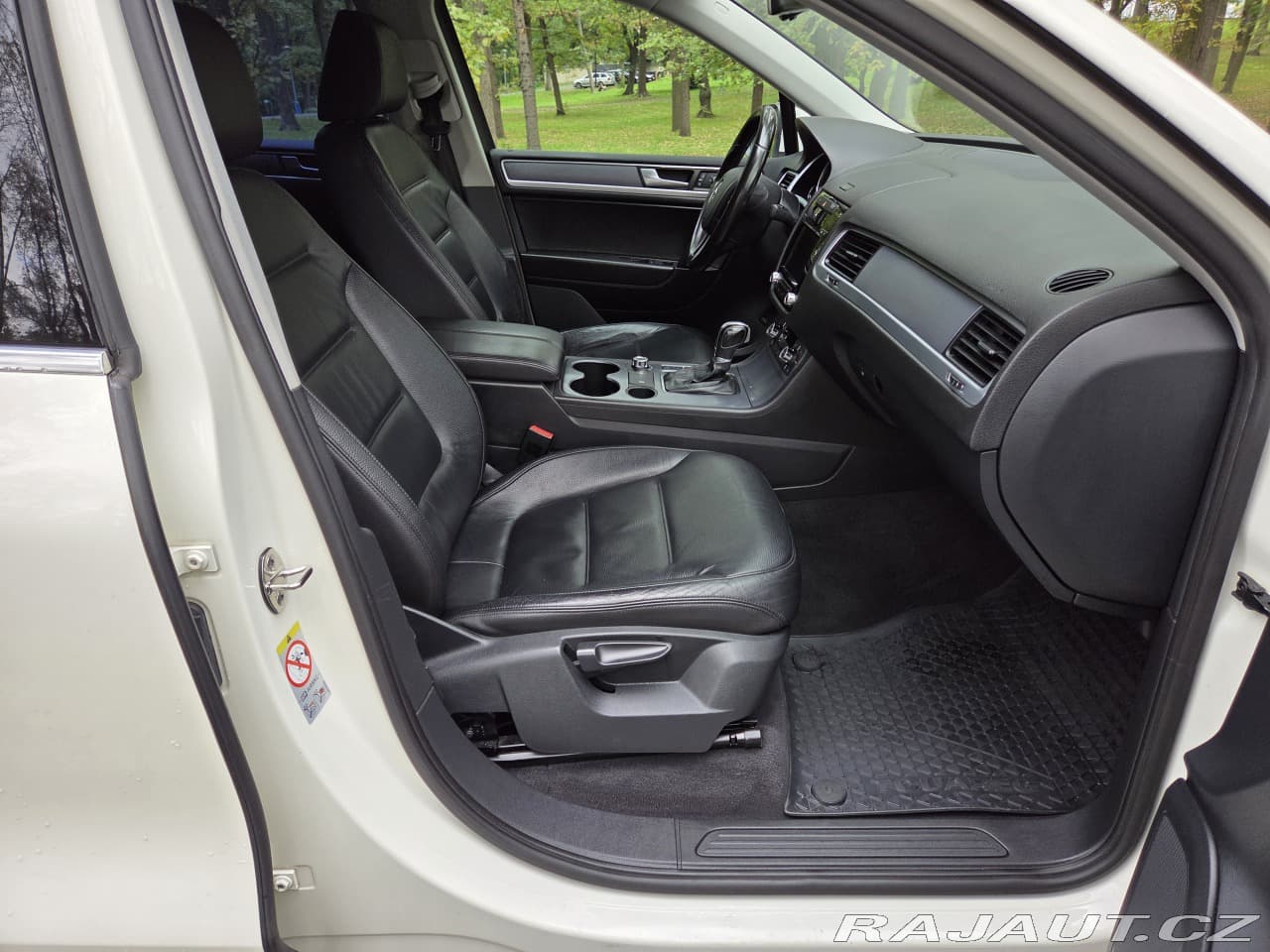 2011 Volkswagen Touareg - 11