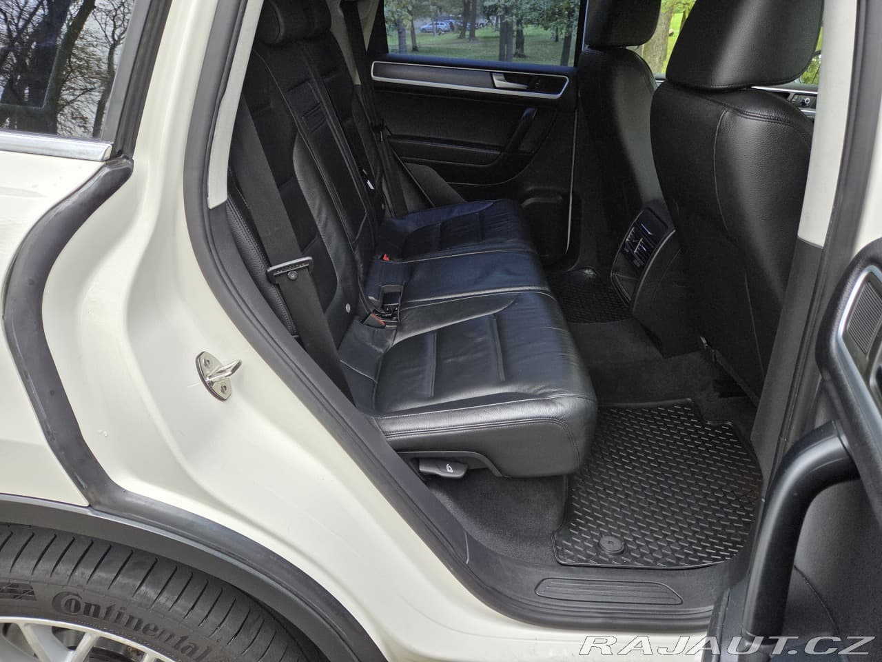 2011 Volkswagen Touareg - 12