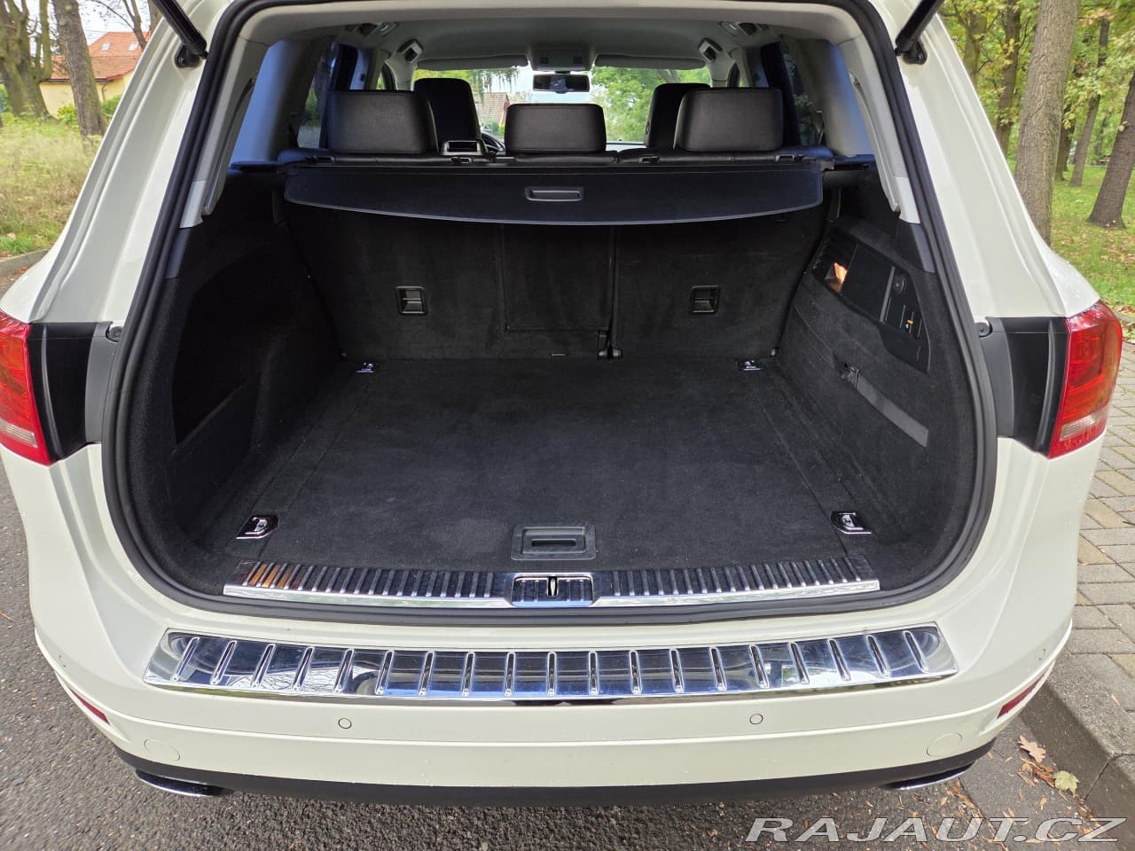 2011 Volkswagen Touareg - 13