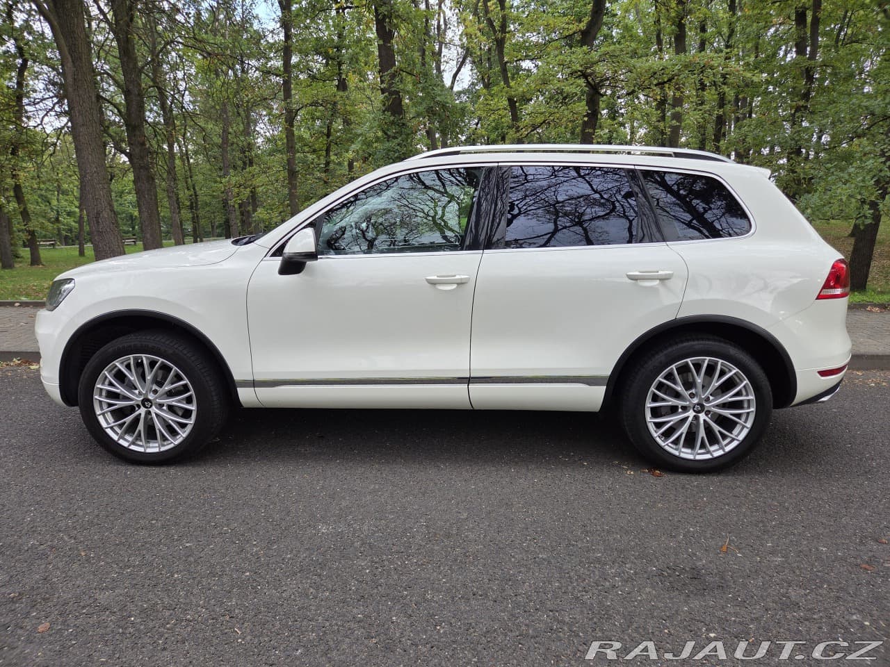 2011 Volkswagen Touareg - 2