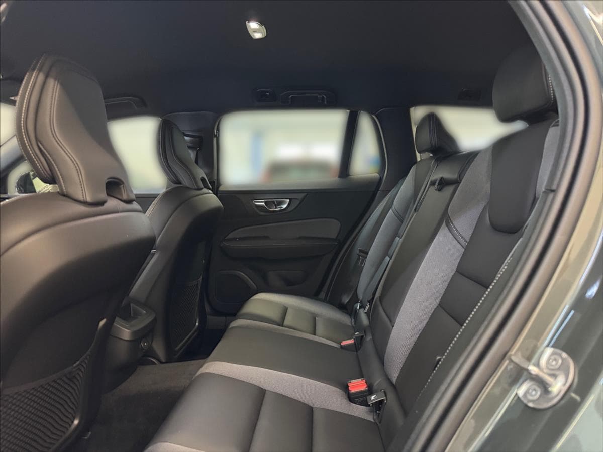 2025 Volvo V60 - 11