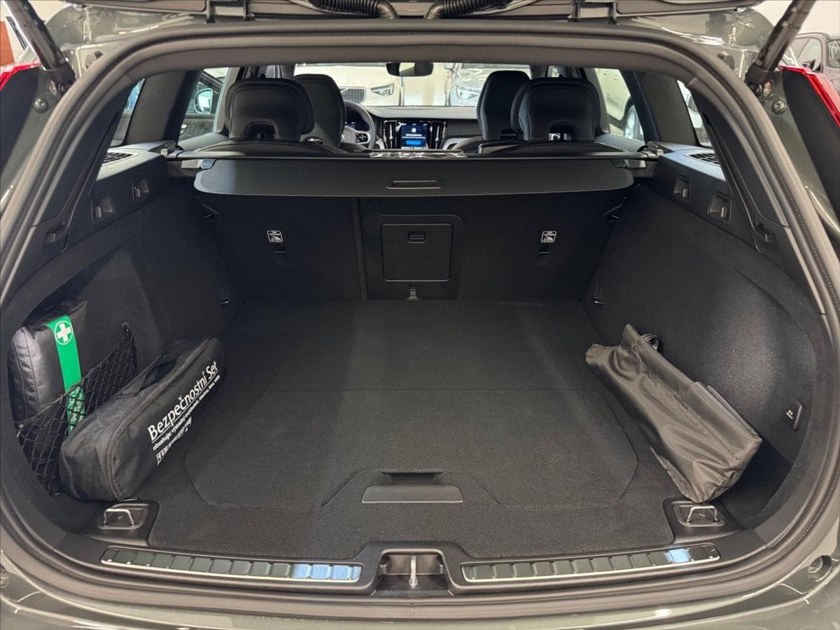 2025 Volvo V60 - 12