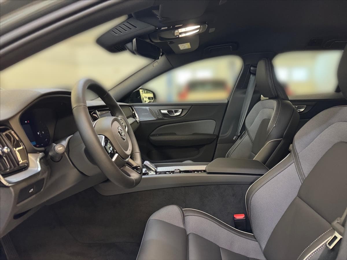 2025 Volvo V60 - 7