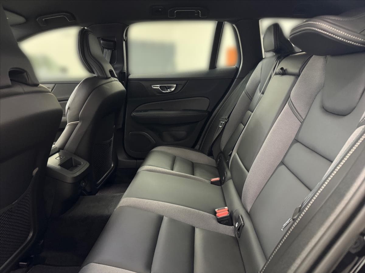 2025 Volvo V60 - 11