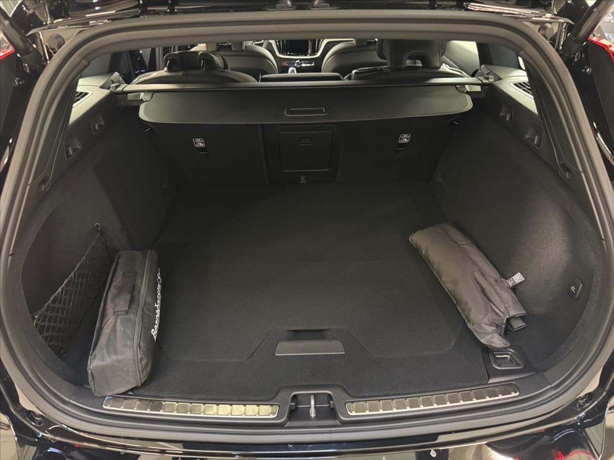 2025 Volvo V60 - 12