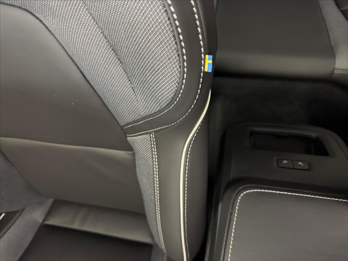 2025 Volvo V60 - 13