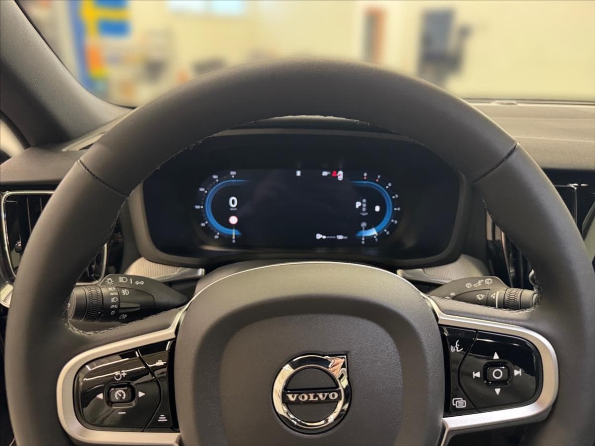 2025 Volvo V60 - 8
