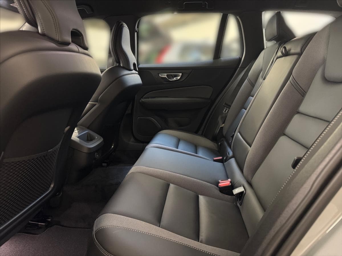 2025 Volvo V60 - 11