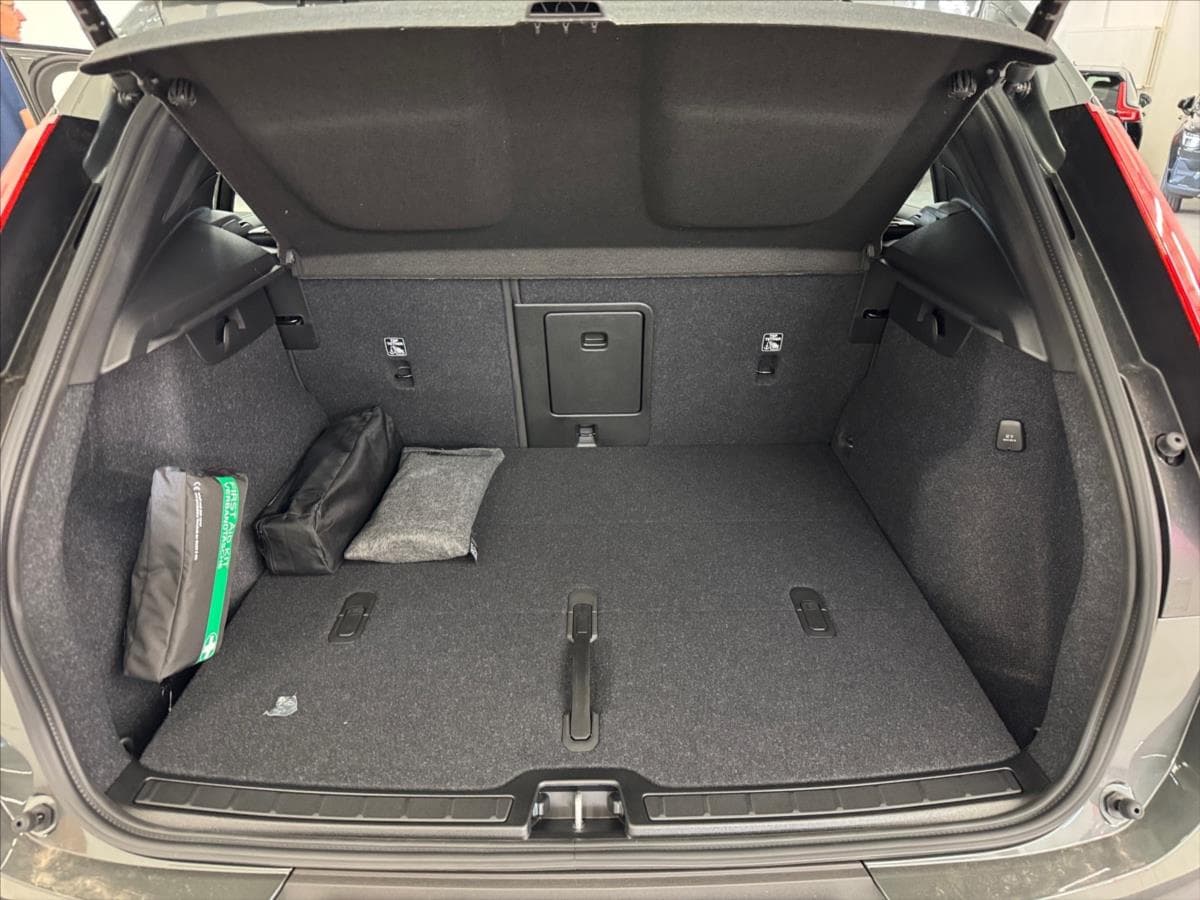 2025 Volvo Xc40 - 12