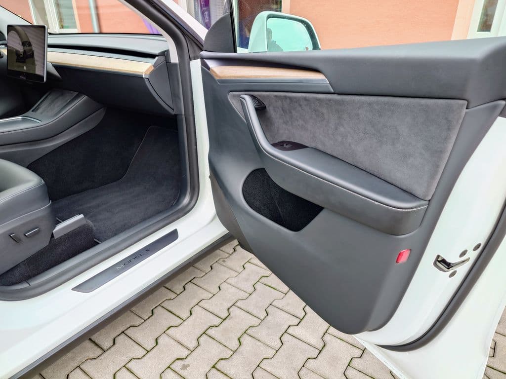 2023 Tesla Model Y - 14