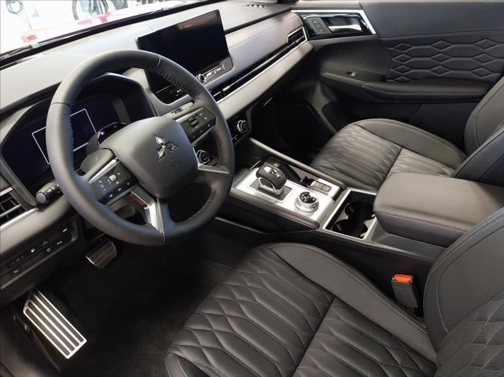 2025 Mitsubishi Outlander - 5