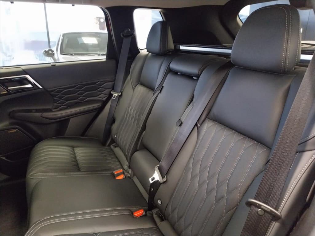 2025 Mitsubishi Outlander - 7