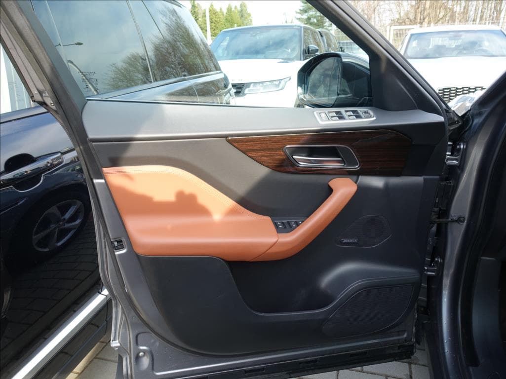 2019 Jaguar F-Pace - 10