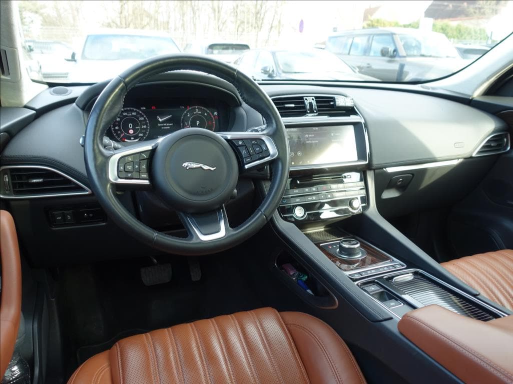 2019 Jaguar F-Pace - 15