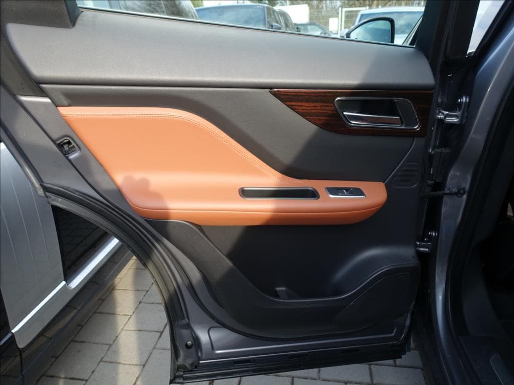 2019 Jaguar F-Pace - 16