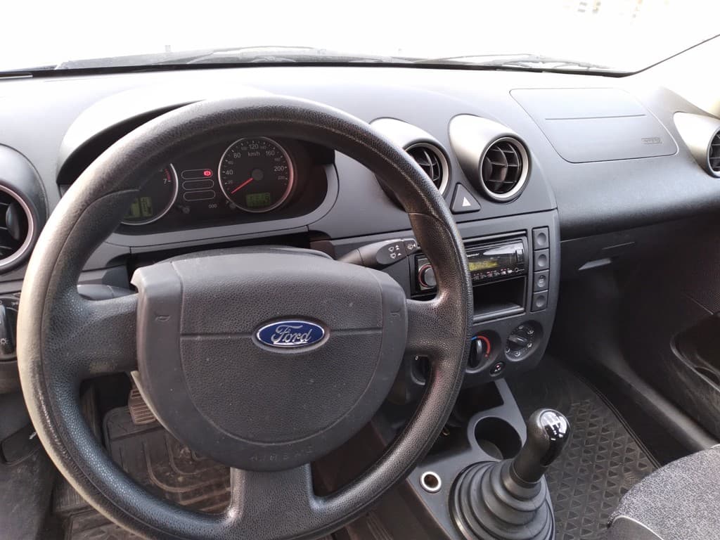 2005 Ford Fiesta - 13