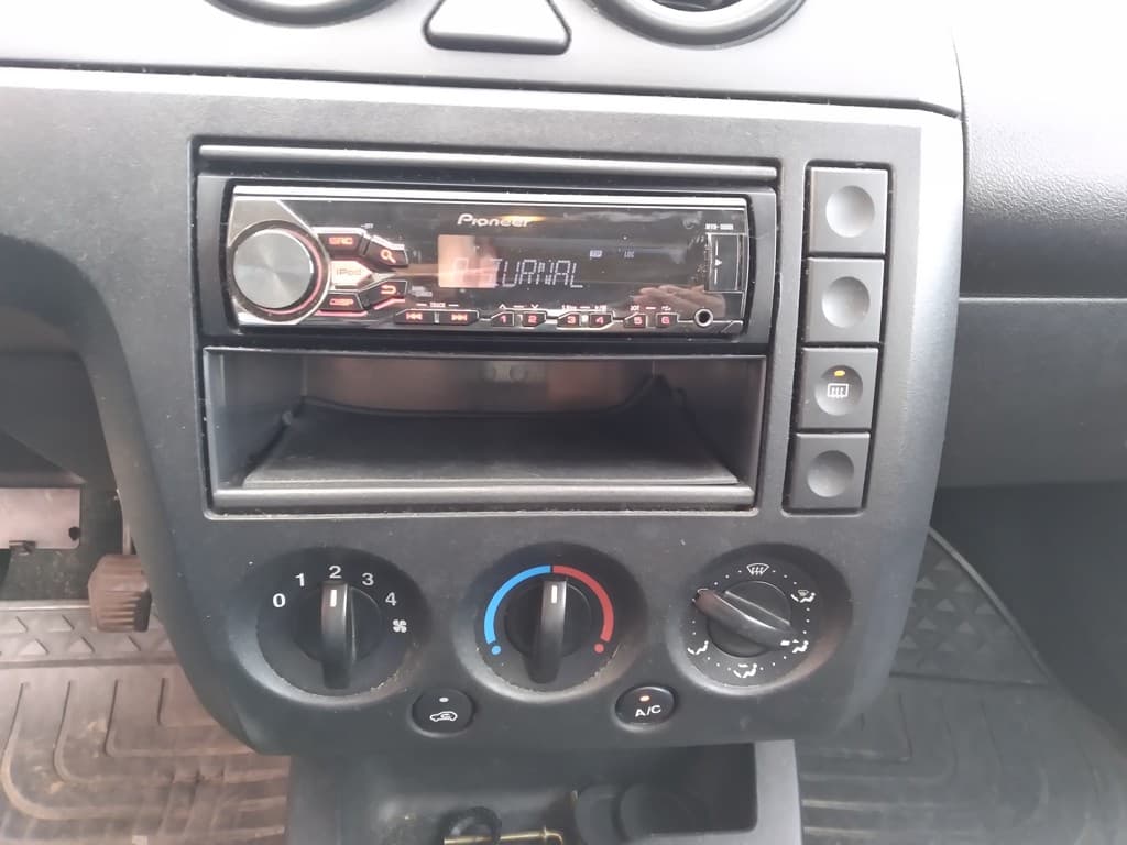 2005 Ford Fiesta - 16