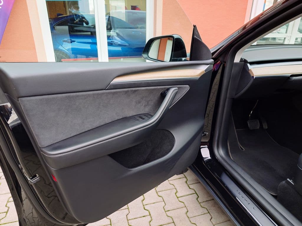 2022 Tesla Model Y - 12