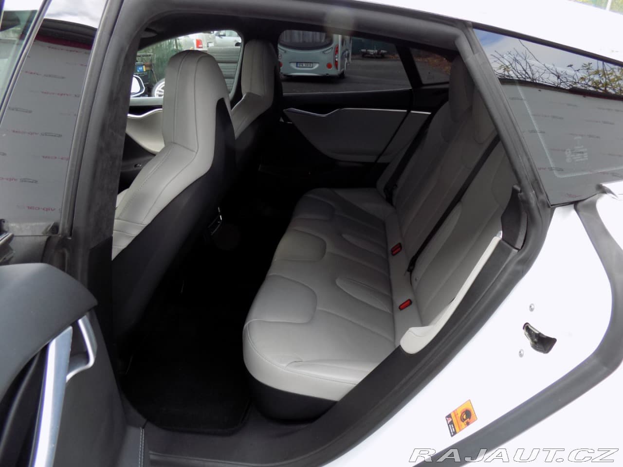 2015 Tesla Model S - 11