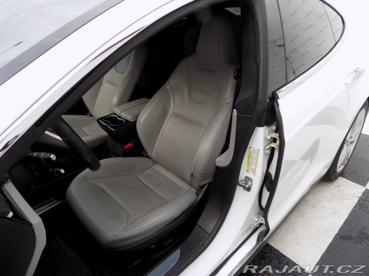 2015 Tesla Model S - 15