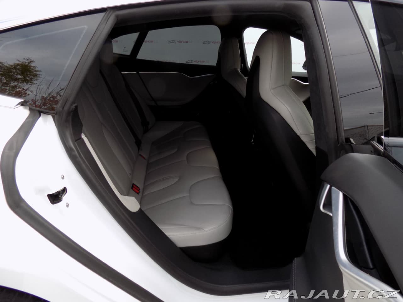 2015 Tesla Model S - 19