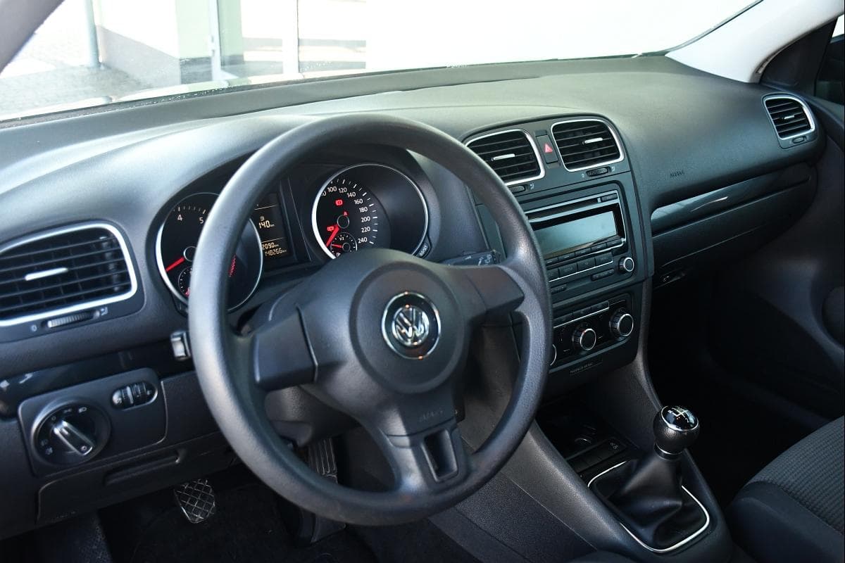 2010 Volkswagen Golf - 15