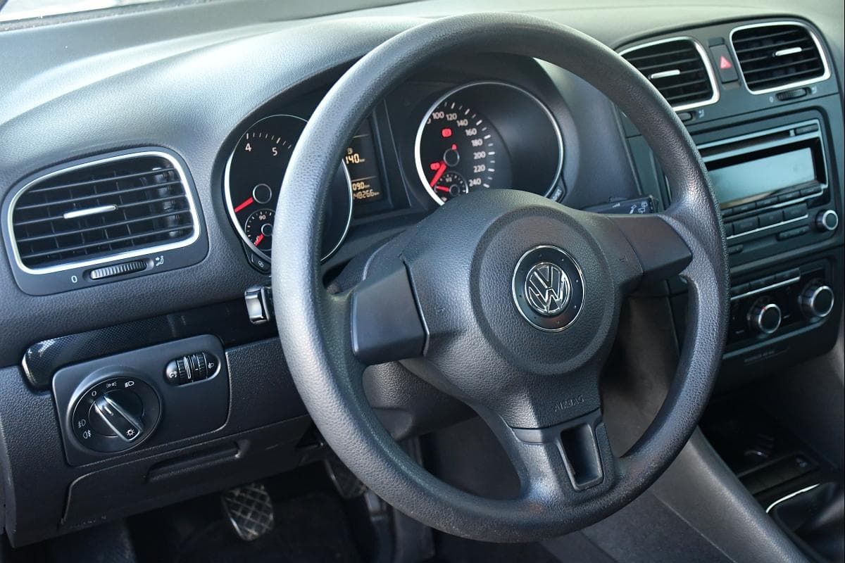 2010 Volkswagen Golf - 16