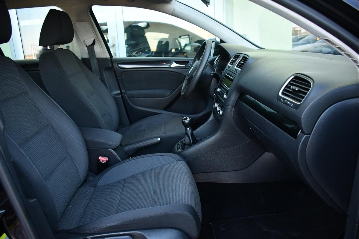 2010 Volkswagen Golf - 17